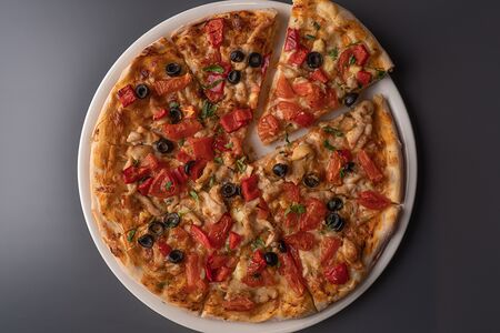 Пицца Путтанеска с филе цыпленка, индейкой и сыром