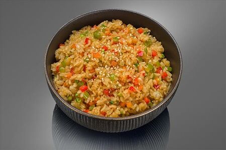 Жареный рис с овощами