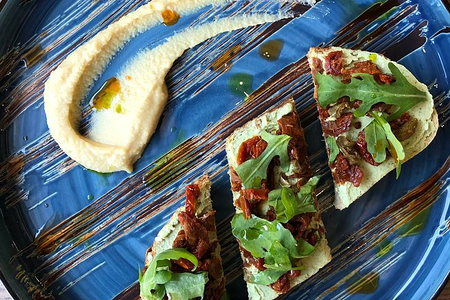 Брускетты с вялеными томатами