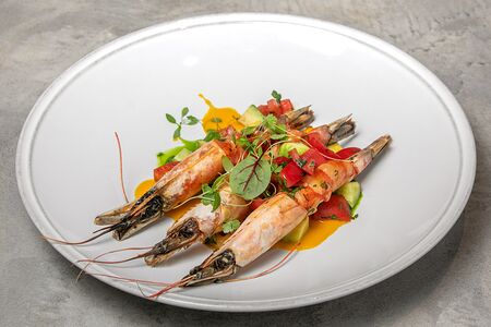 Лангустины с авокадо и морковным маслом