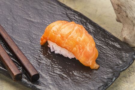 Суши с копченым лососем