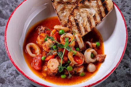 Осьминог с кальмарами In umido в бульоне