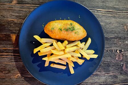 Котлета по-киевски с картофелем фри