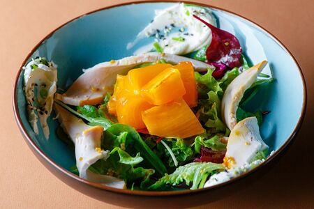 Салат с копчёным куриным филе и сезонными фруктами