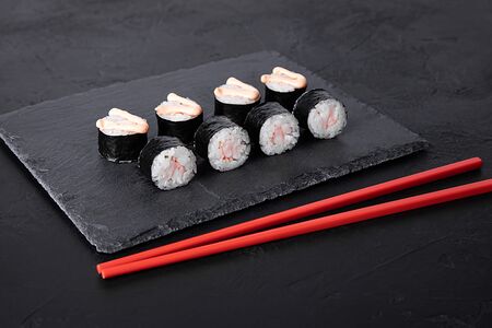 Ролл с креветкой и спайси-соусом