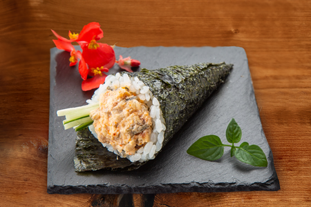 Ручной ролл с угрём