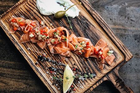 Форель шеф-посола с соусом мацони