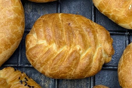 Пирожок с капустой и яйцом