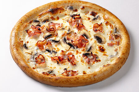 Пицца с беконом грибами и трюфельным маслом