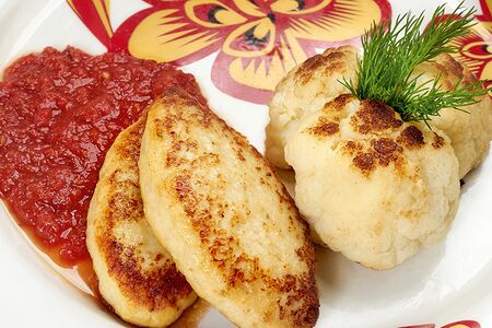 Котлеты из щуки с жареными овощами и соусом из томатов