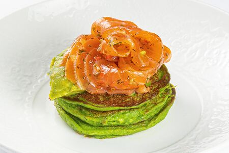 Оладьи из цукини с авокадо и лососем