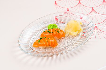 Нигири Лосось с соусом тосаджой