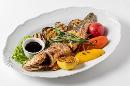 Сибас на гриле с овощами