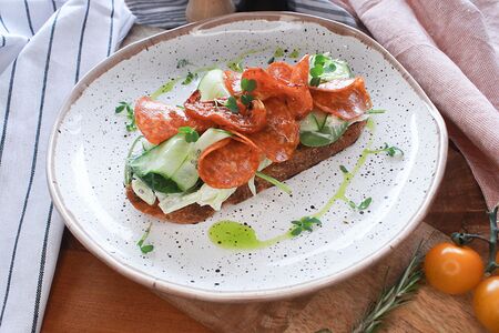 Сэндвич пепперони с песто из вяленых томатов