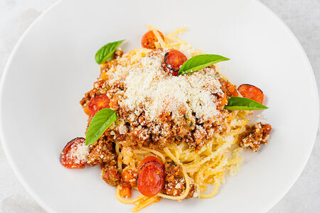 Лингвини с домашним болоньезе в томатном соусе с базиликом