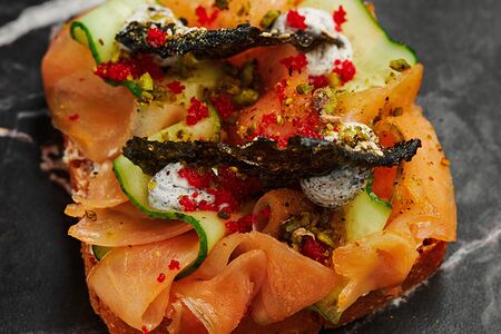 Брускетта с лососем собственного посола