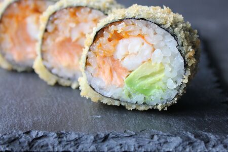 Горячий ролл с тигровой креветкой и соусом спайси