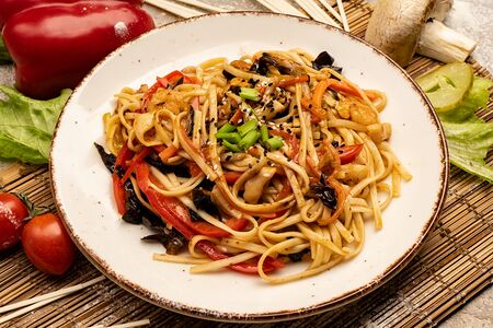 Пшеничная лапша морепродуктами в Устричном соусе