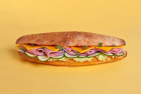 Багет с ветчиной