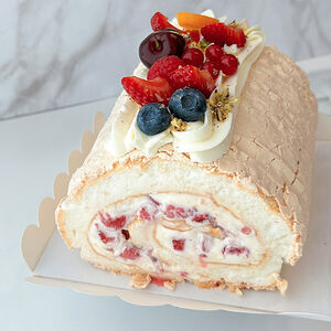 Меренговый рулет манго, маракуйя и малина