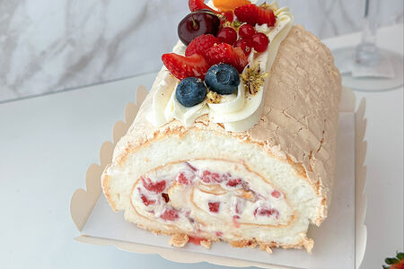 Меренговый рулет манго, маракуйя и малина