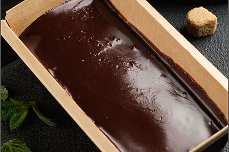 Шоколадный бисквит с вишней и карамельно-сырным кремом