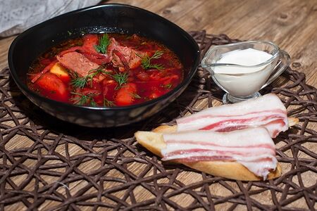 Борщ со сметаной и салом