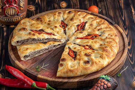 Пирог с рубленой говядиной и грибами, большой