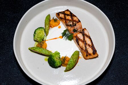 Стейк из лосося с кремом из сельдерея