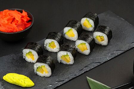 Маки с авокадо ролл