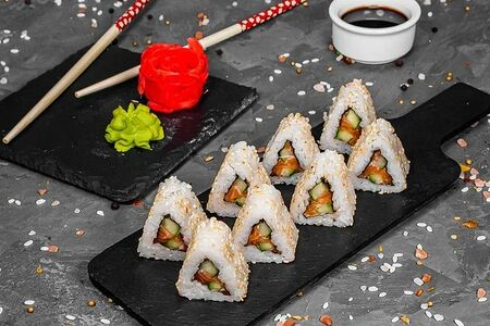 Ролл Пирамида в кунжуте