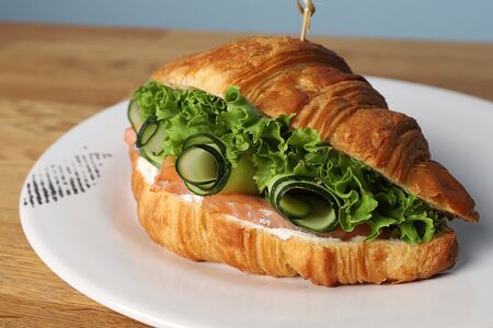 Круассан с семгой