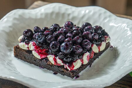 Миндально-шоколадный бисквит с черникой без сахара
