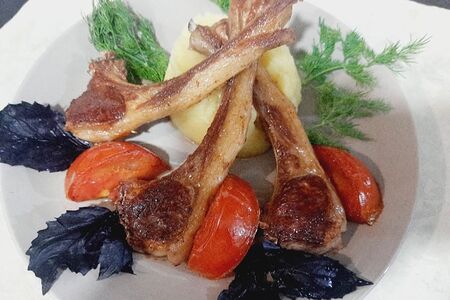 Запечённое каре барашка с зеленью