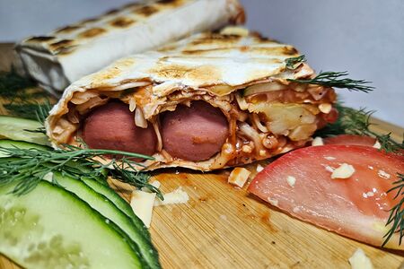 Хот-дог в лаваше с голландским сыром