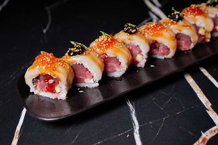 Ролл с тунцом и гребешком