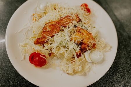 Салат Цезарь с курицей