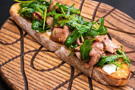 Брускетта с ростбифом