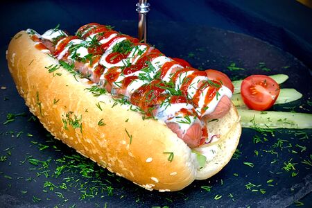 Хот-дог с двумя сосисками