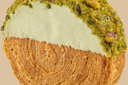 Круглый круассан с фисташкой
