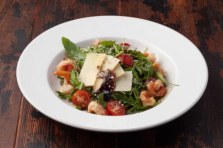 Салат с тигровыми креветками и рукколой 