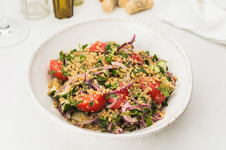 Овощной салат по-грузински с добавлением грецкого ореха