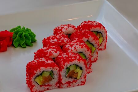 Ролл Калифорния с лососем