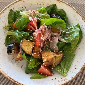 Салат с хрустящими баклажанами