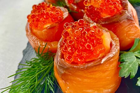 Рулетики из семги со сливочным сыром