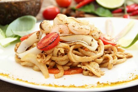 Удон с морепродуктами в устричном соусе