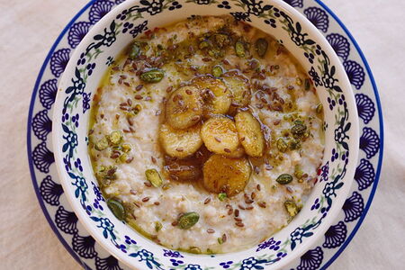 Каша геркулесовая на кокосовом молоке с бананом, фисташками и семенами льна