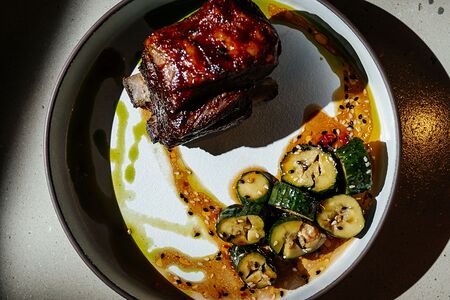 Свиные ребра под вишневой глазурью и битыми огурцами