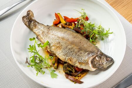 Речная форель с овощным жульеном