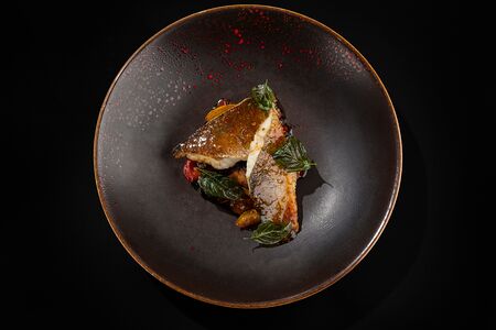 Сибас с хрустящим базиликом и овощами вок